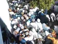 जुमे की नमाज के दौरान गिरी मस्जिद की दीवार : दो दर्जन लोग मलबे में दबे, एक दर्जन लोगों की हालत गंभीर, दीवार अचानक भरभरा कर गिरी