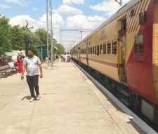 वीडियो न्यूज़ : सेल्फी का क्रेज हो सकता था जानलेवा : सेल्फी लेते समय महिला का मोबाइल गिरा ट्रेन के नीचे, बड़ा हादसा टला