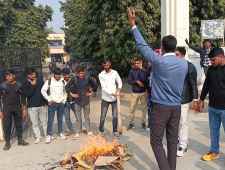 वीडियो न्यूज़ : SFI ने शाह के पुतले का किया दहन : केंदीय गृह मंत्री अमित शाह के अंबेडकर पर दिए बयान पर नीमकाथाना में विरोध प्रदर्शन