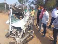 झुंझुनू  में चलती कार का टायर फटा : अनियंत्रित कार की डिवाइडर पार कर डंपर से भिड़ंत, हादसे में 10 दिन की मासूम सहित 2 की मौत