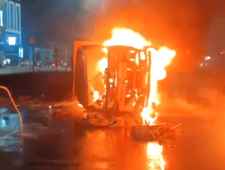 भरतपुर में ट्रेलर पलटा, चालक जिन्दा जला : जयपुर-आगरा हाईवे पर कोयले से भरा ट्रेलर पलटा, 100 मीटर तक घिसटता हुआ गया, डीजल टैंक फटने से लगी आग