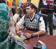 बुजुर्ग से कलेक्टर बोले- मैं ही साहब हूं : जनसुनवाई में बुजुर्ग ने कहा - आवेदन सिर्फ “साहब” को ही देंगे, यह सुनकर हंस पड़े मौजूद लोग