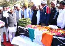 झुंझुनू के सीआरपीएफ जवान का निधन : सैन्य सम्मान के साथ अंतिम संस्कार,  सीआरपीएफ के जवानों ने दिया गार्ड ऑफ ऑनर