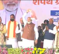 नीतीश कुमार बने 10वीं बार बिहार के मुख्यमंत्री : गांधी मैदान में 26 मंत्रियों ने भी शपथ ली, पीएम मोदी ने शपथ के बाद मंच से गमछा हिलाकर लोगों का किया अभिवादन