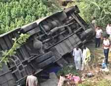 यात्री बस पलटी, मची चीख पुकार : हादसे में 11 घायल, राहगीरों ने बाहर निकाला, जिला अस्पताल में कराया भर्ती, नेशनल हाईवे पर जाम