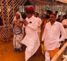 वीडियो न्यूज़ : UDH मंत्री खर्रा पहुंचे नीमकाथाना : खर्रा ने पीला जोहड़ा आश्रम मे चल रहे 108 कुंडात्मक श्रीराम महायज्ञ मे दी आहुति
