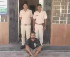 फर्जी पेटीएम स्कैनर लगाते हुए एक युवक गिरफ्तार : पुलिस को युवक के पास से 50 से ज्यादा फर्जी पेटीएम स्कैनर और साउंड बॉक्स मिले, एक युवक हुआ फरार