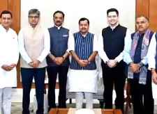 AAP के 7 राज्यसभा सांसदों को बीजेपी में विलय की मंजूरी : AAP सांसदों को BJP में शामिल होने की राज्यसभा सभापति से मंजूरी मिली, राज्यसभा में अब बीजेपी 113 सांसद हुए