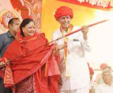 पूर्व सीएम राजे का बड़ा बयान : "गमों की आंच पर आंसू उबालकर देखो,..किसी के पांव से कांटा निकाल कर तो देखो" राजे का शायराना अंदाज