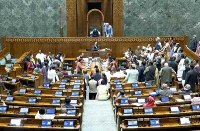 SIR के मुद्दे पर संसद में विपक्ष का हंगामा : लोकसभा - राज्यसभा 2 बजे तक स्थगित, संसदीय मामलों के मंत्री बोले - हार का गुस्सा संसद में निकालना ठीक नहीं
