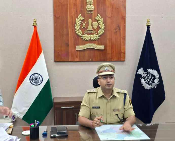 झुंझुनू के नए एसपी ने किया पदभार ग्रहण : एसपी कावेंद्र सिंह सागर ने कहा - झुंझुनू जिले में किसी भी प्रकार की आपराधिक गतिविधियों को बर्दाश्त नहीं किया जाएगा