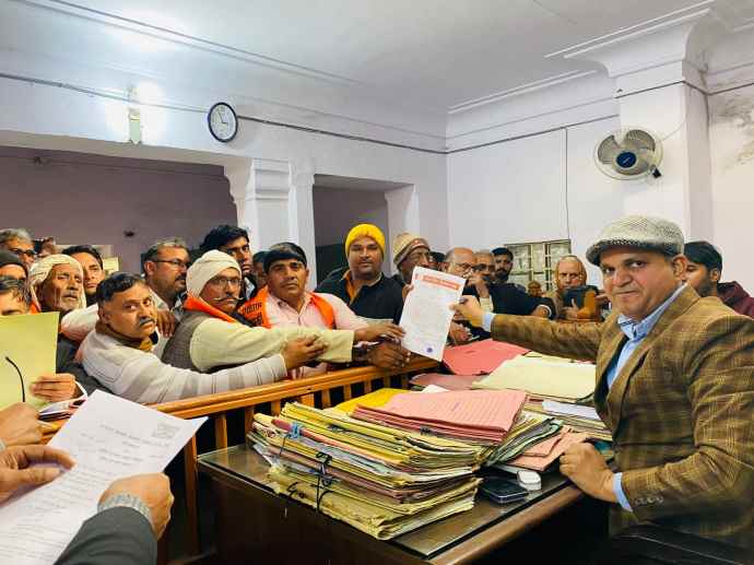 नीमकाथाना में क्रेशरों से हो रही खेती बर्बाद : किसानों ने उपखंड अधिकारी को सौंपा ज्ञापन, अवैध क्रेशरों के खिलाफ कार्रवाई की मांग की, कहा -  फ़ैल रही दमा, खांसी, एलर्जी  जैसी बीमारियाँ