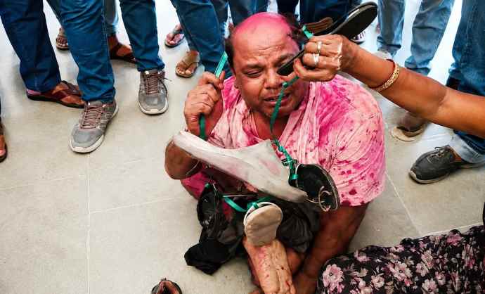 सरकारी शिक्षक की शर्मनाक करतूत : शिक्षक ने छात्रा को भेजे अश्लील मैसेज, गुस्साएं ग्रामीणों ने जूतों की माला पहनाई