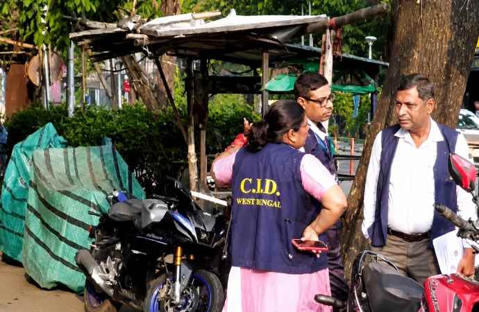 CID की टीम ममता बनर्जी के घर पहुंची : फर्जी साइन के मामले मे पहुंची CID, खुद दिल्ली में सोनिया गांधी से कर रहीं मुलाकात
