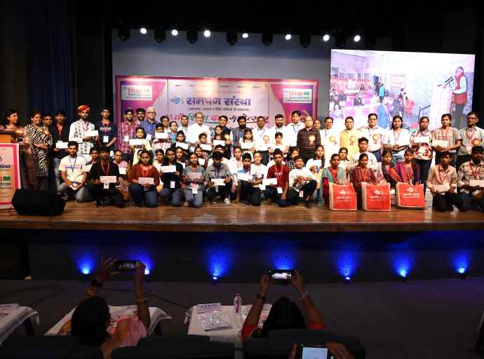 समर्पण संस्था का 11वाँ शिक्षा दान महोत्सव : महोत्सव में 147 जरूरतमंद विद्यार्थियों को बाँटे फ़ीस के चेक व शिक्षण सामग्री 73 शैक्षिक दूतों का किया सम्मान
