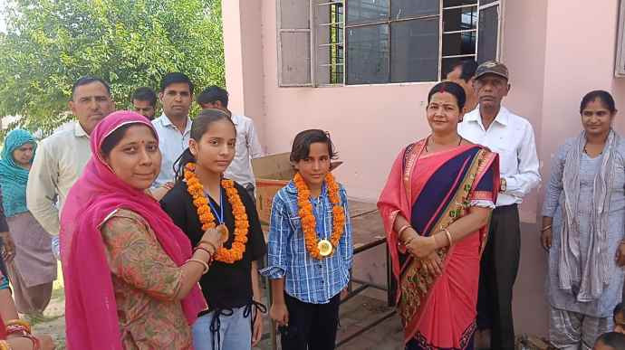 वीडियो न्यूज़ : 2 छात्राओं का बालिका सैनिक स्कूल में चयन : नीमकाथाना की यूरो स्कूल में दोनों छात्राओं का सम्मान, बीकानेर में है देश की पहली बालिका सैनिक स्कूल