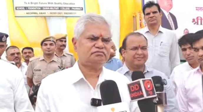 राज्य निर्वाचन आयुक्त राजेश्वर सिंह सीकर आए : लोगों को मतदान के लिए दिलाई शपथ, बोले - जिला परिषद और पंचायत समिति चुनावों में वोटिंग प्रतिशत बढ़ाना चुनौती