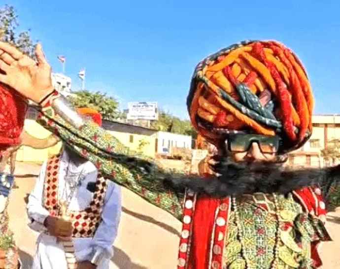 सीकर में 2 दिवसीय शेखावाटी उत्सव का आगाज : हेरिटेज वॉक में विभिन्न कलाकारों का स्वांग, एसके स्कूल ग्राउंड से अरबन हाट तक शोभायात्रा, कई कॉम्पिटिशन होंगे