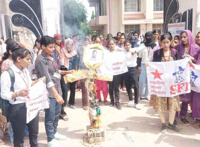 वीडियो न्यूज़ : टीचर मनीषा की हत्या पर आक्रोश : नीमकाथाना की कमला मोदी कॉलेज के सामने हरियाणा सीएम का फूंका पुतला , अपराधियों के गिरप्तारी की मांग