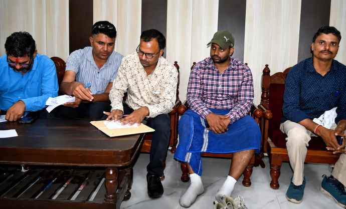 रिश्वत लेते दो पटवारी रंगे हाथ गिरफ्तार : बाजार में बुलाकर ले रहे थे घूस, एसीबी ने पकड़ा, जमीन की माप और निशानदेही की एवज में मांगी थी घूस