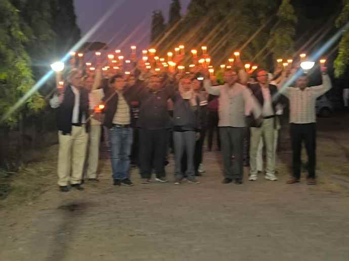 वीडियो न्यूज़ : महात्मा ज्योतिबा फुले को  भारत रत्न देने की मांग : नीमकाथाना के सैनी हॉस्टल में महात्मा ज्योतिबा फुले के 135वें परिनिर्वाण दिवस पर केंडल मार्च एवं श्रद्धांजलि समारोह का आयोजन