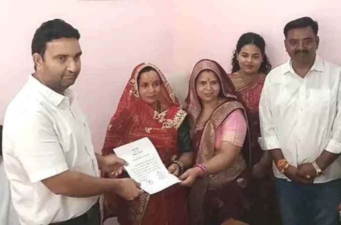 खेतड़ी नगरपालिका अध्यक्ष पद चुनाव में बड़ा उलटफेर : कांग्रेस के टिकट पर चुनाव जीती गीता सैनी ने भाजपा किया नामांकन;  निर्विरोध अध्यक्ष चुनी गई