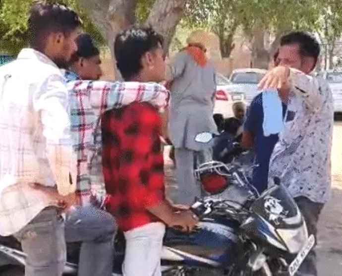 पत्नी ने प्रेमी से करवाई पति की हत्या :  प्रेमी ने साथियों के साथ प्रेमिका के पति पर सोते समय धारदार हथियारों से किया हमला, आरोपियों की तलाश में पुलिस की दबिश