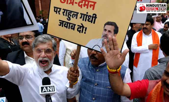 संसद परिसर में पक्ष - विपक्ष के सांसद आमने-सामने : NDA सांसदों ने विपक्ष पर संसद में चर्चा से भागने का आरोप लगाया, विपक्ष ने गृह मंत्री अमित शाह के खिलाफ की नारेबाजी