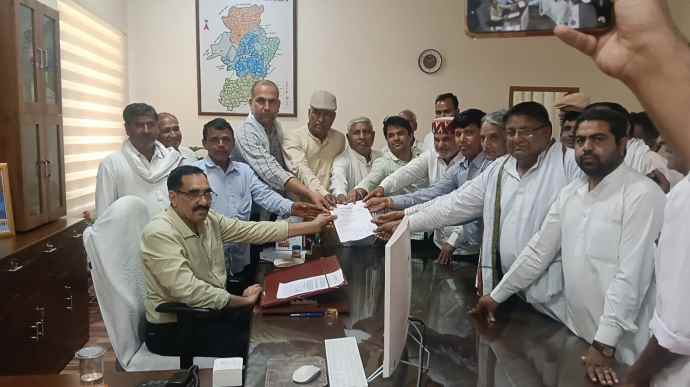 वीडियो न्यूज़ : नीमकाथाना में ADM कार्यालय पर धरना प्रदर्शन : प्रदेश में निकाय और पंचायत चुनाव करवाने की मांग को लेकर अतिरिक्त जिला कलेक्टर को सौंपा ज्ञापन