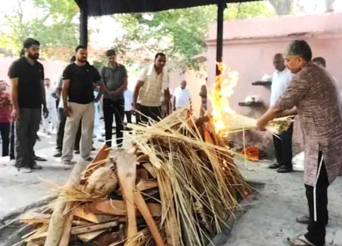 पत्नी से परेशान राजस्थान के जज ने किया सुसाइड : रोते-बिलखते जज के पिता ने जवान बेटे की चिता को दी मुखाग्नि, पत्नी और बच्चे अंतिम संस्कार में नहीं पहुंचे