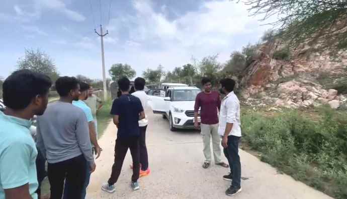 वीडियो न्यूज : नीमकाथाना मे माइनिंग के खिलाफ युवाओं का प्रदर्शन :  सिरोही नदी क्षेत्र में युवाओं के विरोध के कारण ठेकेदार को उल्टे पांव लौटना पड़ा, आंदोलन की चेतावनी