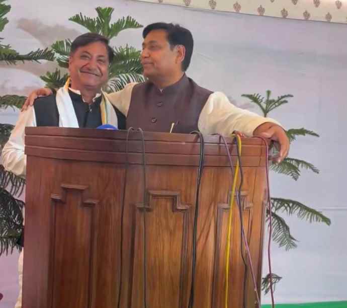 वीडियो न्यूज़ : जब आमने-सामने हुए दो 'डोटासरा' : पीसीसी चीफ डोटासरा ने अपने हमशक्ल से की मुलाकात , बनाया धर्म का भाई , कहा - चुनाव में काम लूँगा