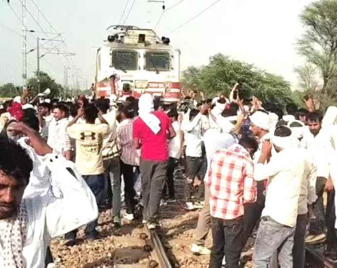 लाइव : राजस्थान में युवाओ ने जाम किया ट्रैक , रोकी ट्रेन : गुर्जर महापंचायत के बाद गुस्साए युवाओं ने दिल्ली-मुंबई रेलवे ट्रैक को किया जाम, 2 घंटे बाद किया खाली