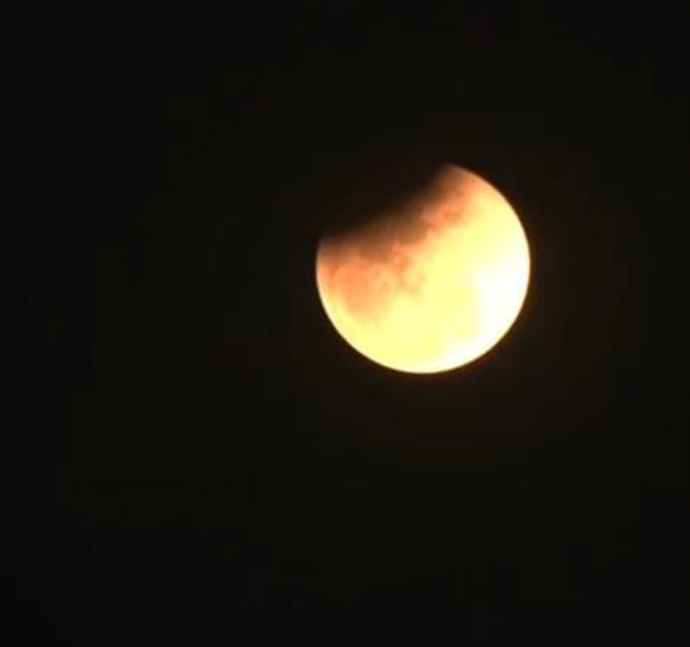 साल 2026 का पहला चंद्र ग्रहण समाप्त :  भारत के पूर्वी हिस्से में चंद्र ग्रहण सबसे पहले दिखा, कोलकाता में आधा नजर आया चांद