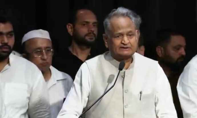 वीडियो न्यूज : गहलोत के बयान पर सियासी बवाल शुरू : पूर्व सीएम गहलोत ने BJP पर साधा निशाना, कहा - अगर इंदिरा गांधी जैसी नेता होतीं तो बैन लगा देतीं BJP जैसी पार्टी पर