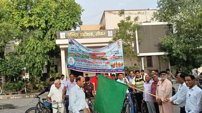 वंदे गंगा साइकिल रैली का आयोजन : रैली को अतिरिक्त जिला कलेक्टर रतनलाल स्वामी ने हरी झंडी दिखाकर किया रवाना, जल संरक्षण का संदेश दिया
