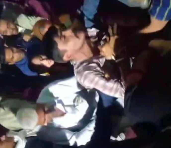 वीडियो एक्स्क्लूसिव : नीमकाथाना में दुल्हन के अपहरण की कोशिश का मामला : चेहरे भाई ने दुल्हन को किडनैप करने की कोशिश की, भीड़ ने दो लोगो को पकड़ा , रस्सी से बांधा , पुलिस ने आरोपियों को कोर्ट में पेश किया