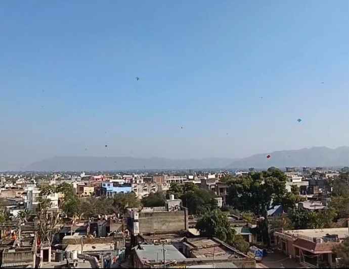 वीडियो न्यूज़ : नीमकाथाना में मकर संक्रांति पर्व की धूम : आसमान में उड़ीं रंग-बिरंगी पतंगें, लोगों ने तीर्थ स्थलों पर किया पवित्र स्नान, गर्म कपड़े किए वितरित