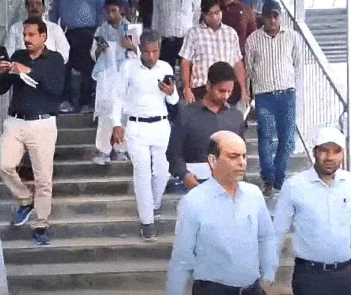 डीआरएम ने किया भिंड स्टेशन का निरीक्षण: बंद कमरों में गंदगी मिलने पर स्टेशन मास्टर को सफाई के दिए निर्देश, भोपाल - दिल्ली ट्रेन प्रस्ताव पर गंभीरता से विचार