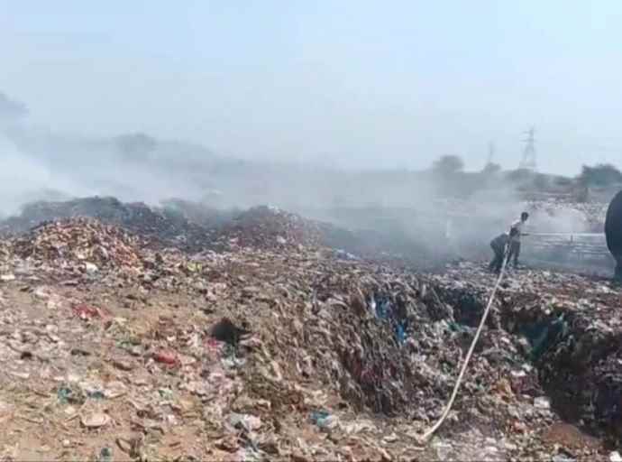 वीडियो न्यूज़ : नगरपालिका के कचरा डंपिंग यार्ड में लगी आग : दमकल ने आग पर पाया काबू, नीमकाथाना नपा की लाखों की मशीन जलकर हुई खाक