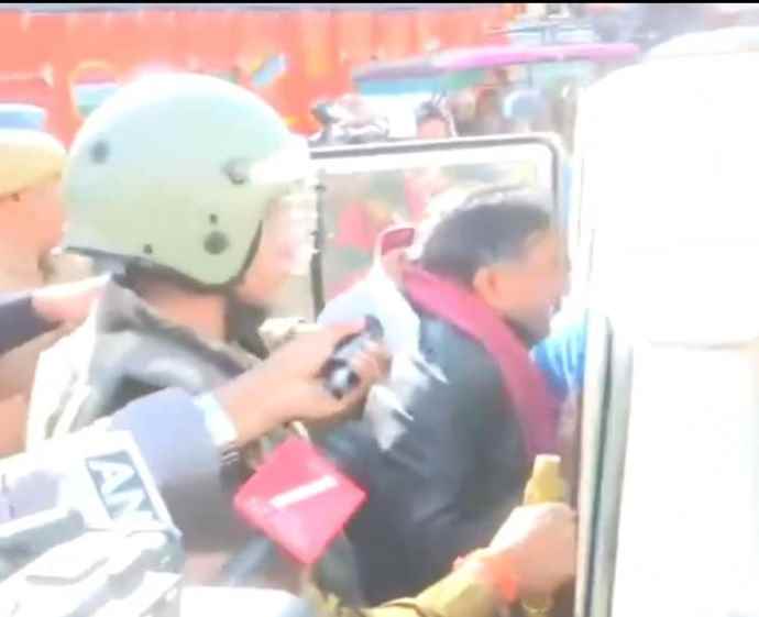 वीडियो न्यूज़ : चौमूं में पुलिस से भिड़े उपद्रवी, 6 पुलिसकर्मी घायल :  रेलिंग लगाने पर विवाद, पुलिस ने आधा दर्जन से ज्यादा पत्थरबाजों को पकड़ा, बल जाब्ता तैनात