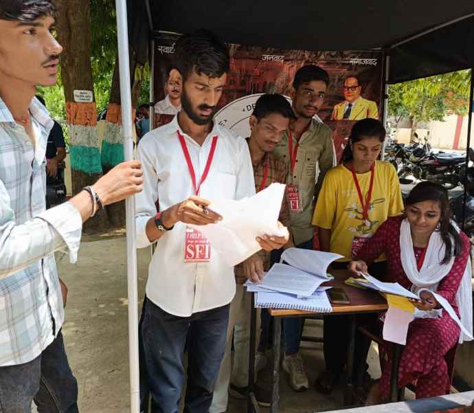 SFI हर वर्ष लगाती है सहायता शिविर : SFI ने नीमकाथाना में SNKP कॉलेज में लगाया प्रवेश सहायता शिविर, दस्तावेज सत्यापन में नए स्टूडेंट्स कर रहे मदद