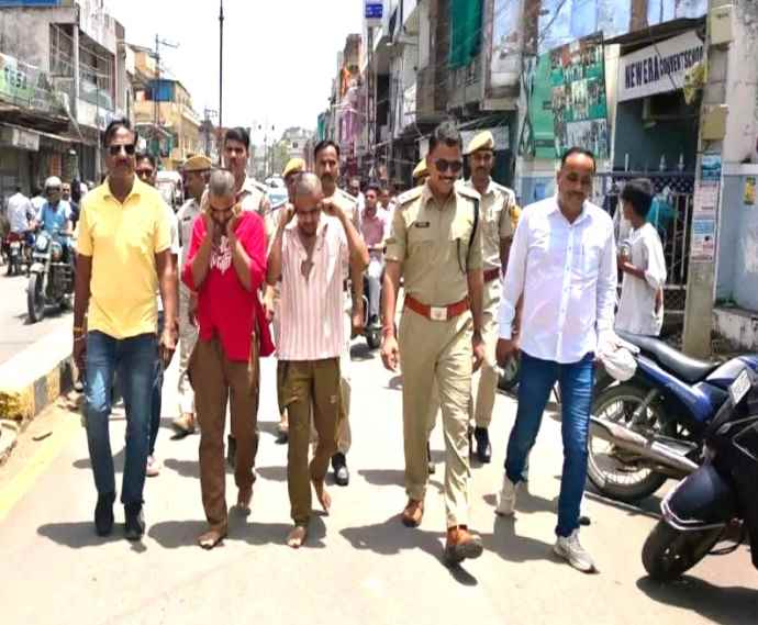 पुलिस ने फिरौती कांड के आरोपियों का निकाला जुलुस : मामले में सात आरोपी गिरफ्तार, मुंडन कराकर सड़कों पर पैदल घुमाया, आरोपी कान पकड़कर बोले -“अपराध करना पाप है”