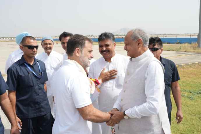 लोकसभा में नेता प्रतिपक्ष राहुल गांधी पुष्कर पहुंचे : एयरपोर्ट पर पूर्व सीएम गहलोत सहित कांग्रेस नेताओं ने किया स्वागत, प्रशिक्षण शिविर में जिलाध्यक्षों को निकाय चुनाव में जीत का देंगे मंत्र