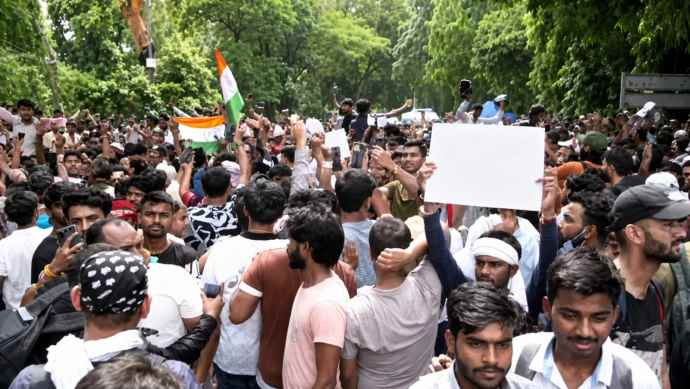 राष्ट्रपति ने धर्मेंद्र प्रधान का इस्तीफा स्वीकार किया : कैबिनेट मंत्री प्रल्हाद जोशी को शिक्षा मंत्रालय का प्रभार, सीजेपी की चेतावनी, मांगों पर ध्यान नहीं दिया तो वापस आएंगे