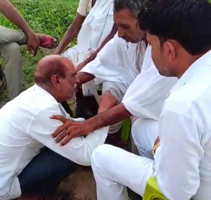 वीडियो न्यूज़ : सरकारी टीचर नशे मे पहुंचा स्कूल :  ग्रामीणों ने पकड़ा तो पैर पकड कर माफ़ी मांगता रहा, ग्रामीणों ने निकाला स्कूल से बाहर