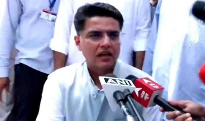 वीडियो न्यूज : जयपुर में कांग्रेस विधायकों और पुलिस में धक्का-मुक्की : सरकारी स्कूलों में मीडिया कवरेज पाबंदी पर पायलट बोले - जनता देख रही, बदहाली को छुपाया नहीं जा सकता है