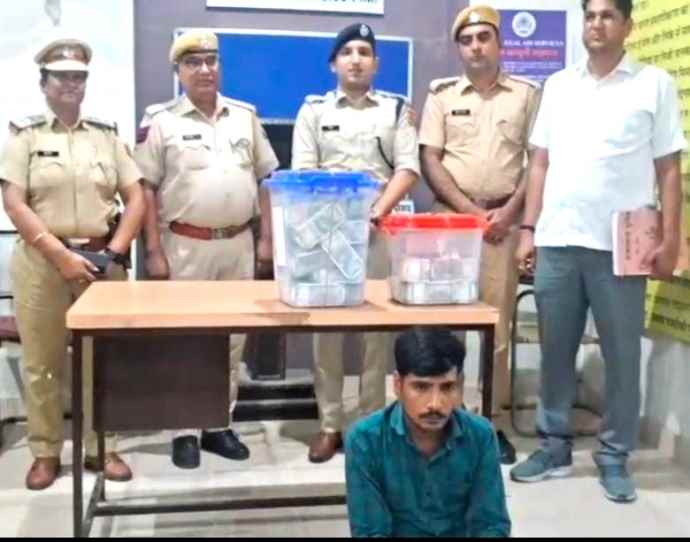 वीडियो लाइव : 75 लाख चुराने वाला चौथी फेल कुक गिरप्तार : आरोपी परिवार सहित महाराष्ट्र भाग गया था, आलीशान होटल में ठहरा, पुलिस ने 62 लाख बरामद किए