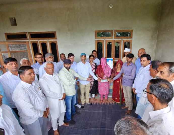 शहीद परिवार को 4 लाख 15 हजार की सहयोग राशि भेंट : फोर्सेज परिवार ने शहीद बिजेन्द्र सिंह के परिवार का सम्मान कर भेंट की सहयोग राशि,  अब तक 52 शहीद परिवारों की कर चुके मदद