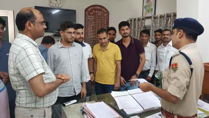 वीडियो न्यूज : डॉक्टर से मारपीट मामले मे डॉक्टर्स का विरोध : एडीएम और डिप्टी को सौंपा ज्ञापन, दो घंटे कार्य बहिष्कार, काली पट्टी बांधकर जताया विरोध